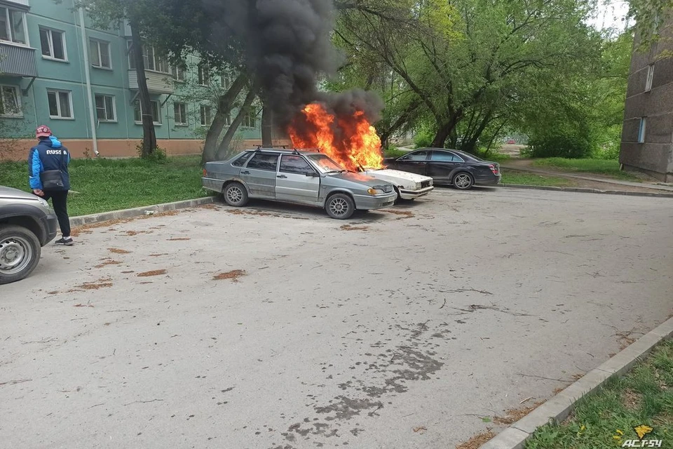 В Новосибирске днем 20 мая загорелся припаркованный во дворе дома седан. Фото: "АСТ-54"