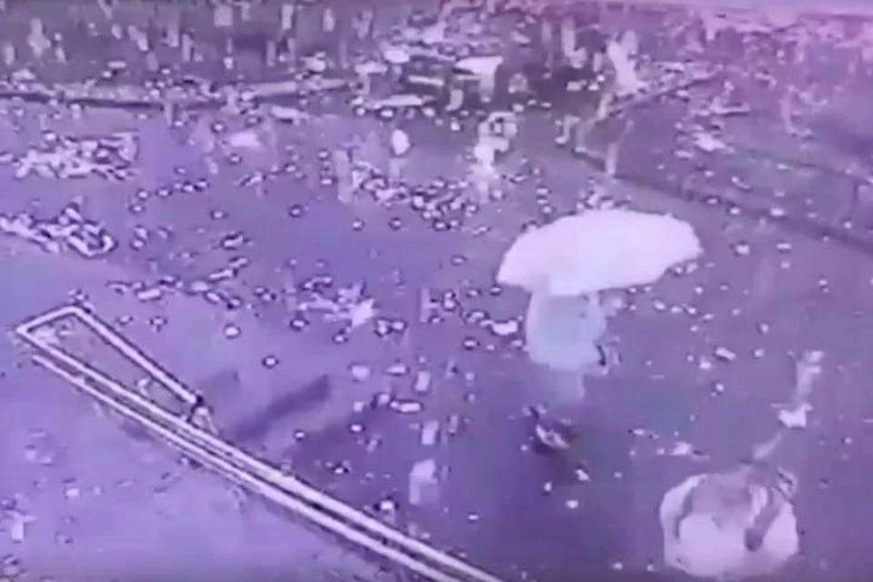 Фантастический дождь из искры в Петербурге попал на видео
