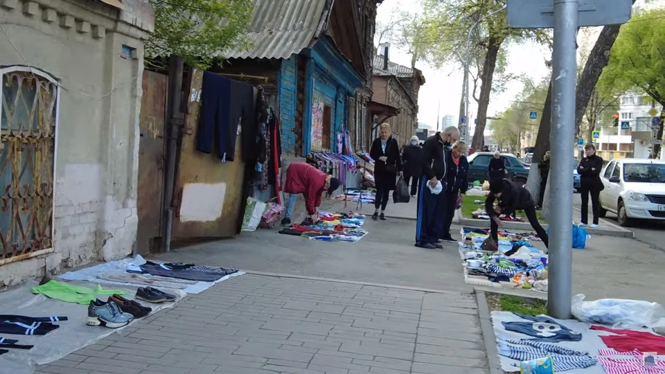 Блошиный рынок активизировался с наступлением хорошей погоды ФОТО: скриншот с видео Евгения Щекина