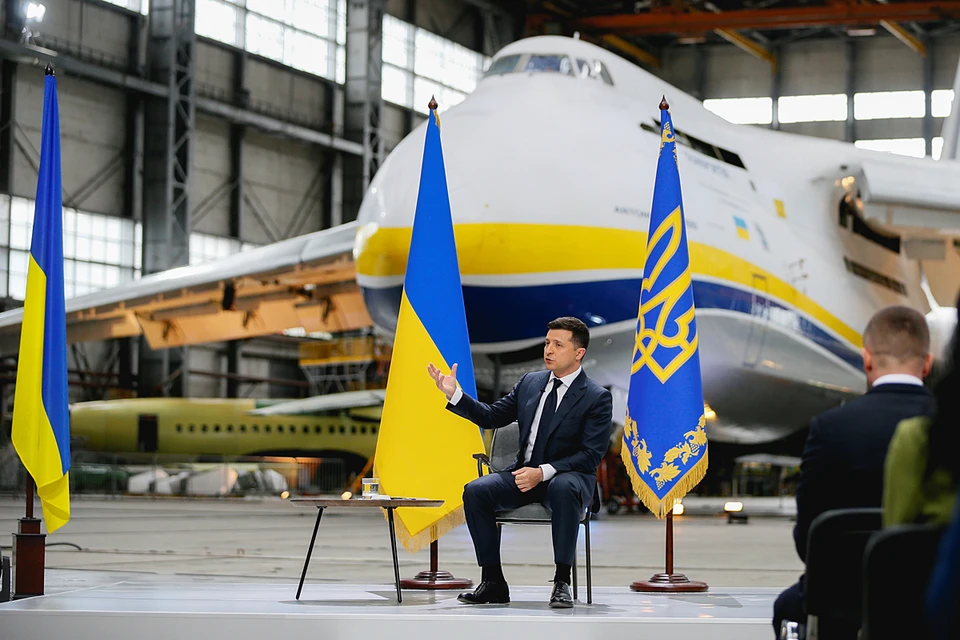 Глава государства сел на фоне огромного «Руслана», справа – недостроенная «Мрия», слева - самолет поменьше
