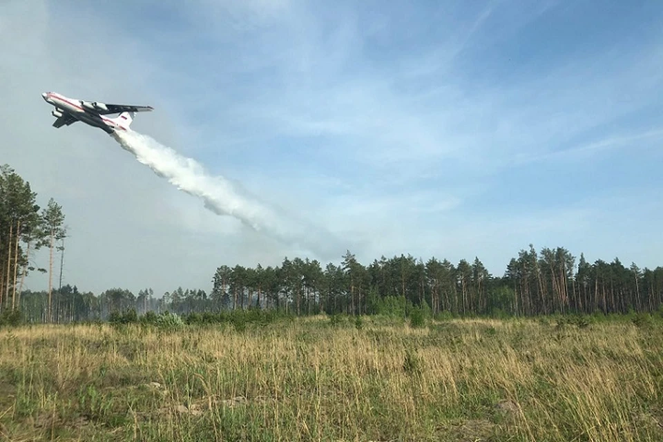 Самолеты сбрасывают воду прямо на очаги возгорания
