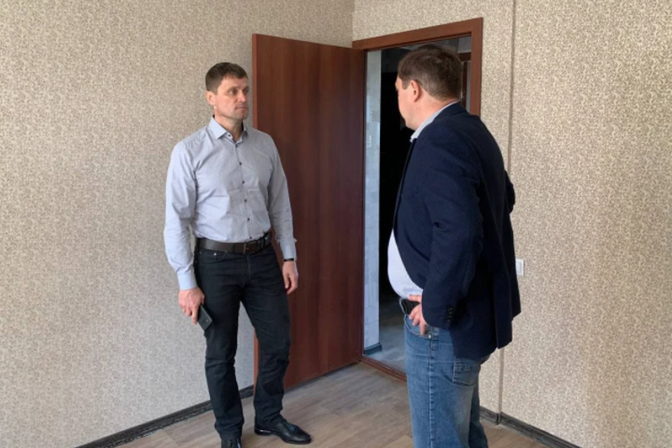 Глава Минстроя ДНР (на фото слева) посетил микрорайон Октябрьский. Фото: Минстрой ДНР