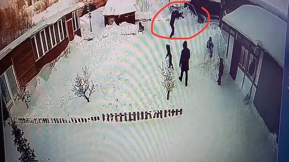 Мужчина подошёл к парню, поднял его над собой и кинул об лёд. Когда мальчика подняли, вернулся и опять швырнул его на землю. Фото: скриншот видео с камер наблюдения.