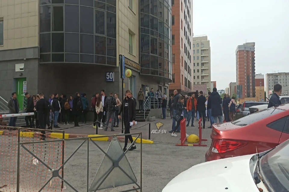 В Новосибирске эвакуировали посетителей бизнес-центра. Фото: "АСТ-54".