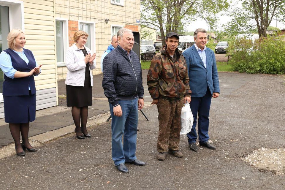 Лучших наградили Андрей Шимкив и депутат Заксобрания Евгений Покровский. Фото: Законодательное собрание Новосибирской области