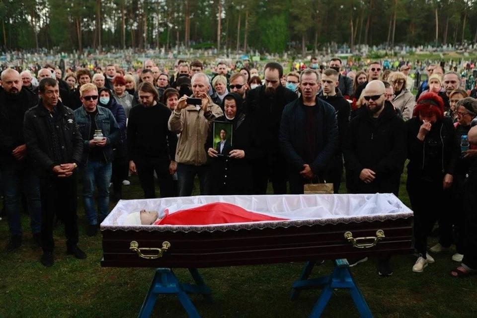 Прощание с умершим в колонии политзаключенным Витольдом Ашурком состоялось в Березовке. Фото: nn.by