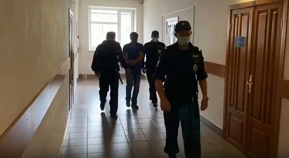 Омич вооружился ножами и пошел убивать соперника.