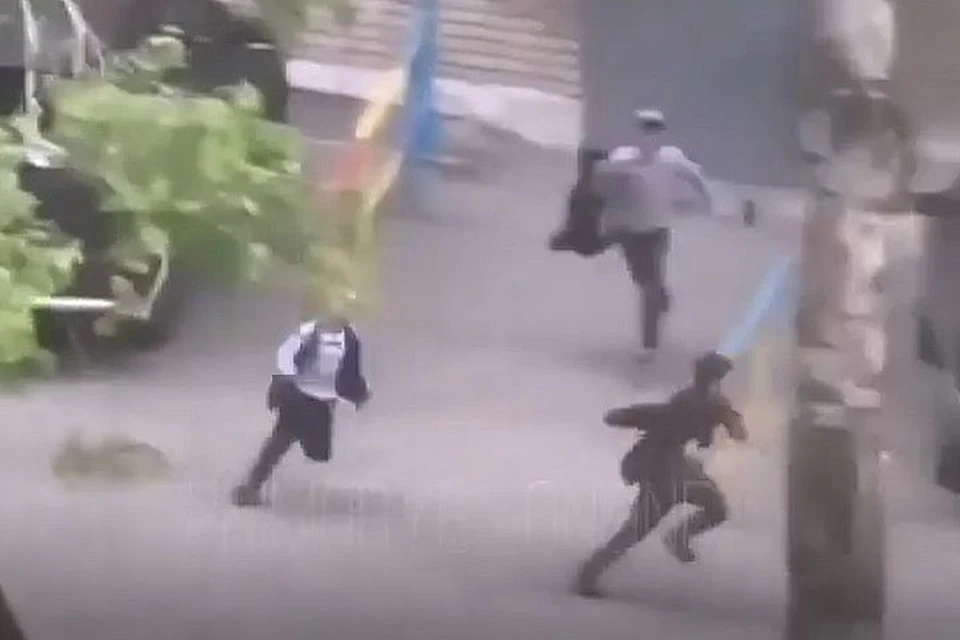 Очевидцы успели запечатлеть убегающих ребят.