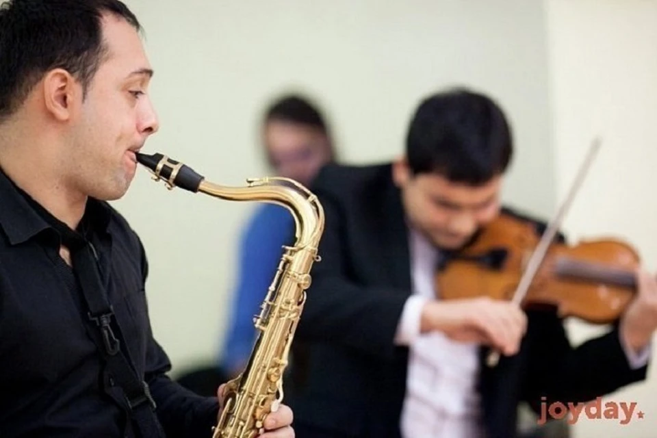 Евгений Дробот — профессиональный саксофонист и оперный вокалист, участник многих фестивалей и культурных проектов Казахстана.