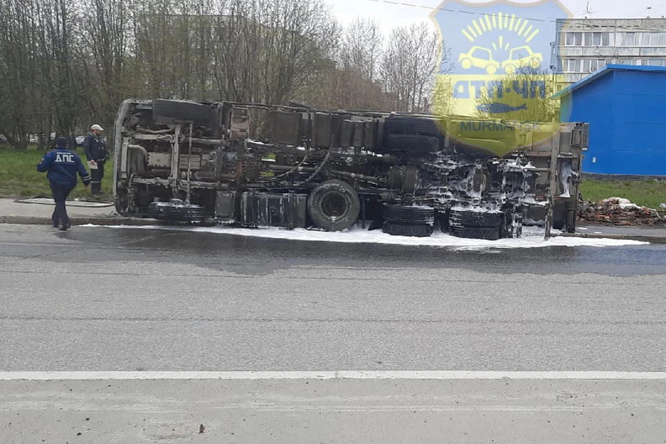 По словам очевидцев, все случилось в момент, когда большегруз входил в поворот. Фото: vk.com/murmansk_dtp