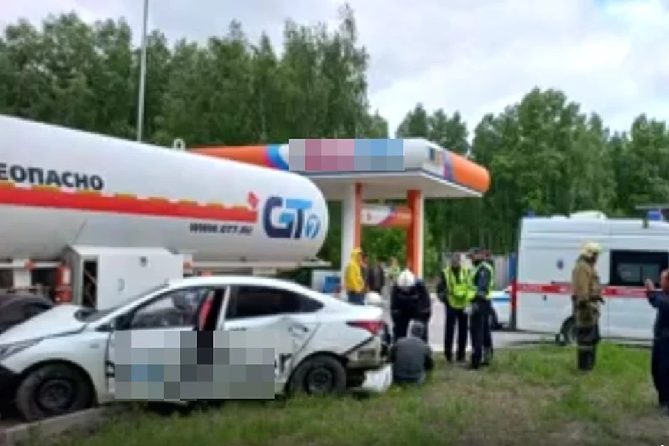 Такси с пассажирами влетело в цистерну с газом. Фото: МАСС