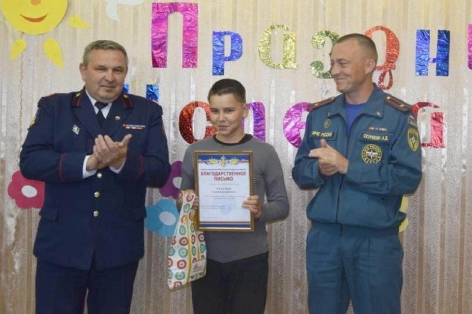 Отважного мальчика наградили грамотой и ценными подарками. Фото: ГУ МЧС по Кировской области
