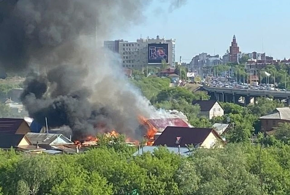 Огонь стремительно захватил два здания.