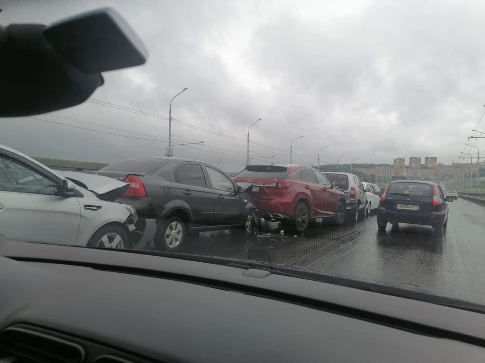 Шесть автомобилей столкнулись на Гагаринском мосту.