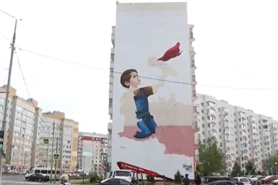 В Брянске в честь врачей создают копию картины Бэнкси. Фото: скриншот видео, пресс-служба Брянского городского Совета.