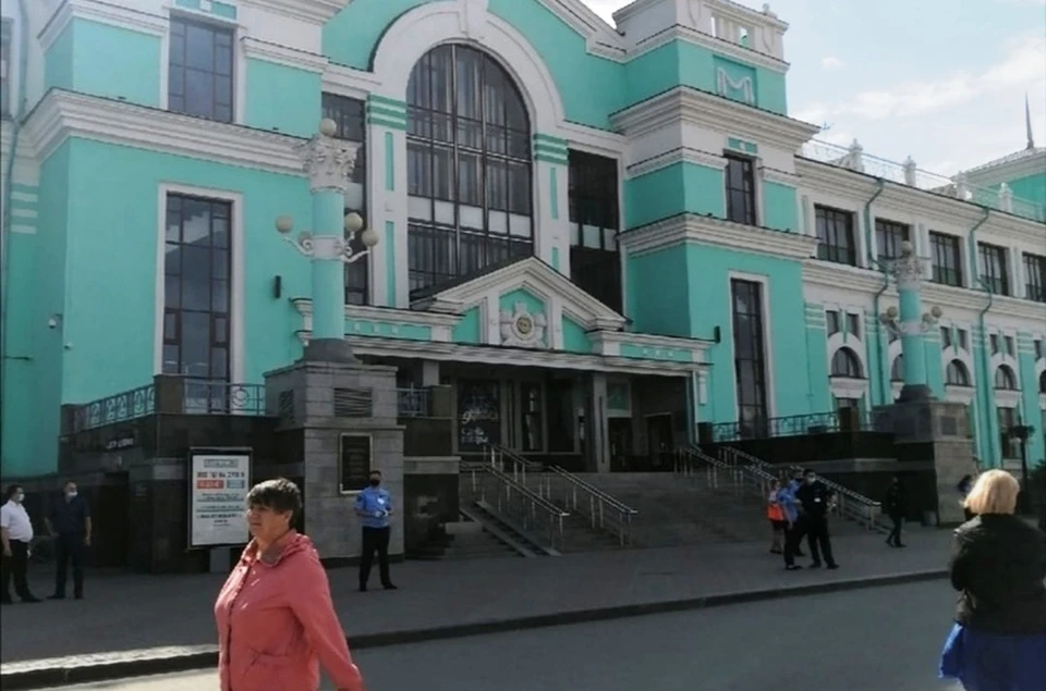 У здания дежурит полиция и никого не пускают внутрь.