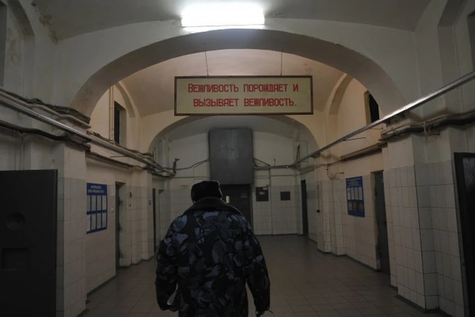 Работник колонии может сам оказаться за решеткой.