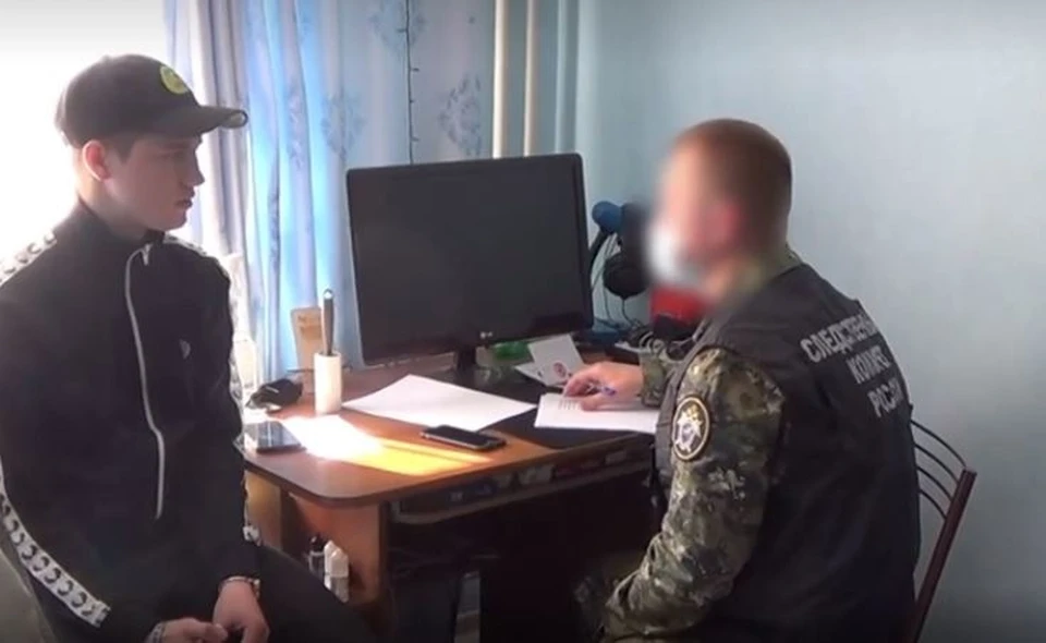Неизвестно, чем руководствовались эти люди, размещая в строю героев военных преступников. Фото:СК по РФ.
