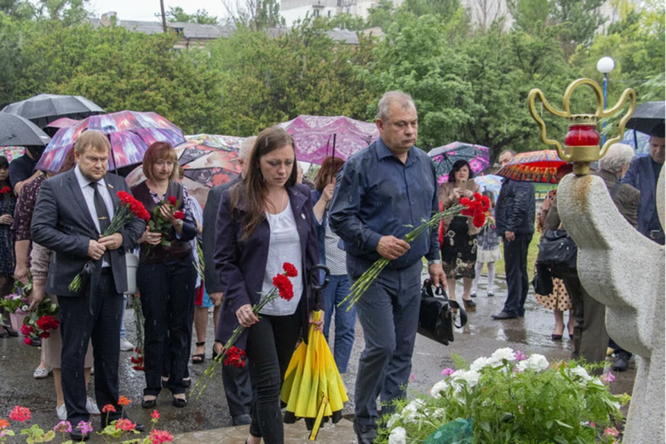 Жители Республики принесли цветы памятному знаку «Погибшим детям Луганщины». Фото: ЛИЦ