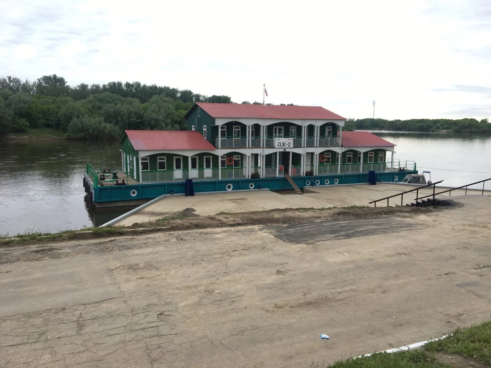 К новой пристани в Лесопарке пришвартовался дебаркадер. Фото: РВ | Александр Джафаров.