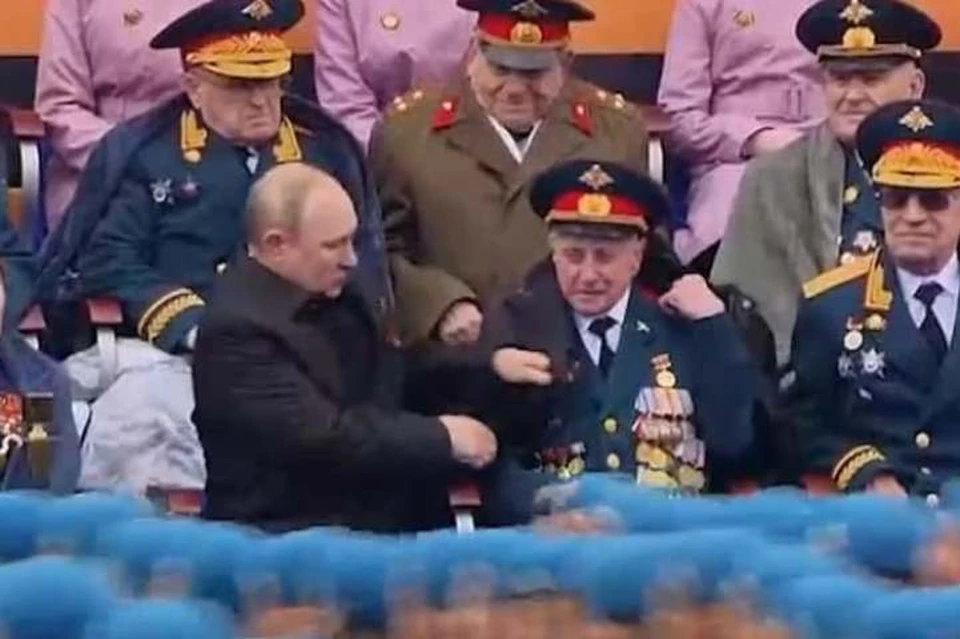 Во время Парада Победы 9 мая президент России Владимир Путин помог ветерану Василию Пронину надеть куртку