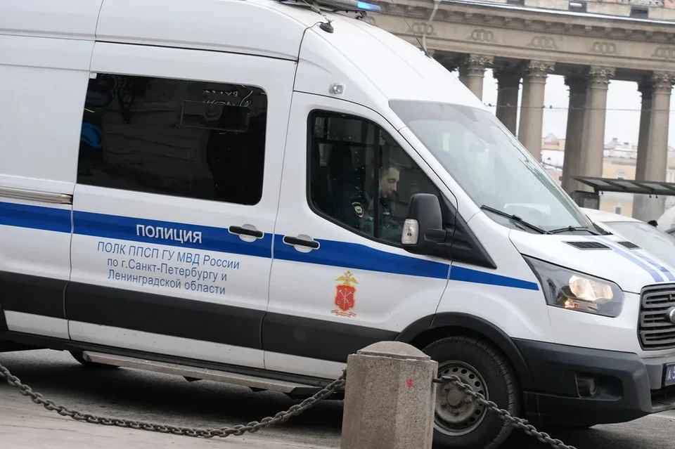 21-летнего петербуржца кто-то оставил без "Ролекса" и "Айфона" во время ночной прогулки по городу.