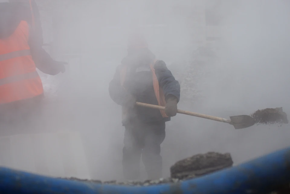 Ремонтные работы на месте прорыва трубы с горячей водой