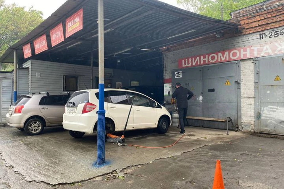 Во Владивостоке проверяют шиномонтажные станции.
