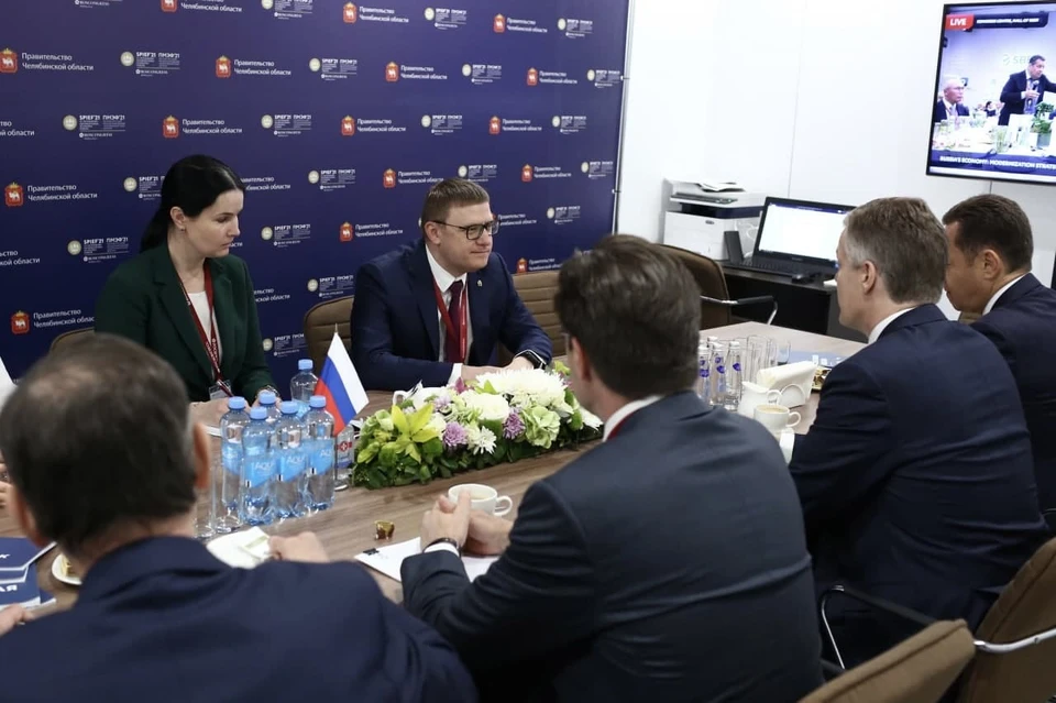 На ПМЭФ-2021 Текслер обсудил с руководством «Фортума» тему энергоперехода. Фото: gubernator74.ru
