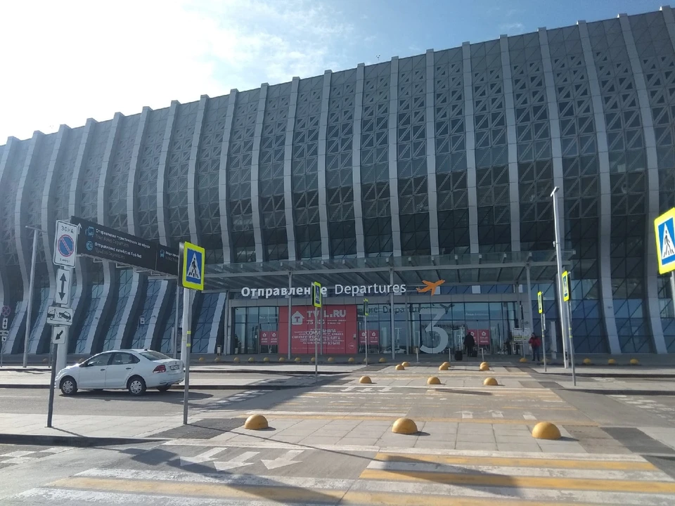 Новый аэровокзальный комплекс международного аэропорта Симферополь начал принимать пассажиров 16 апреля 2018 года.
