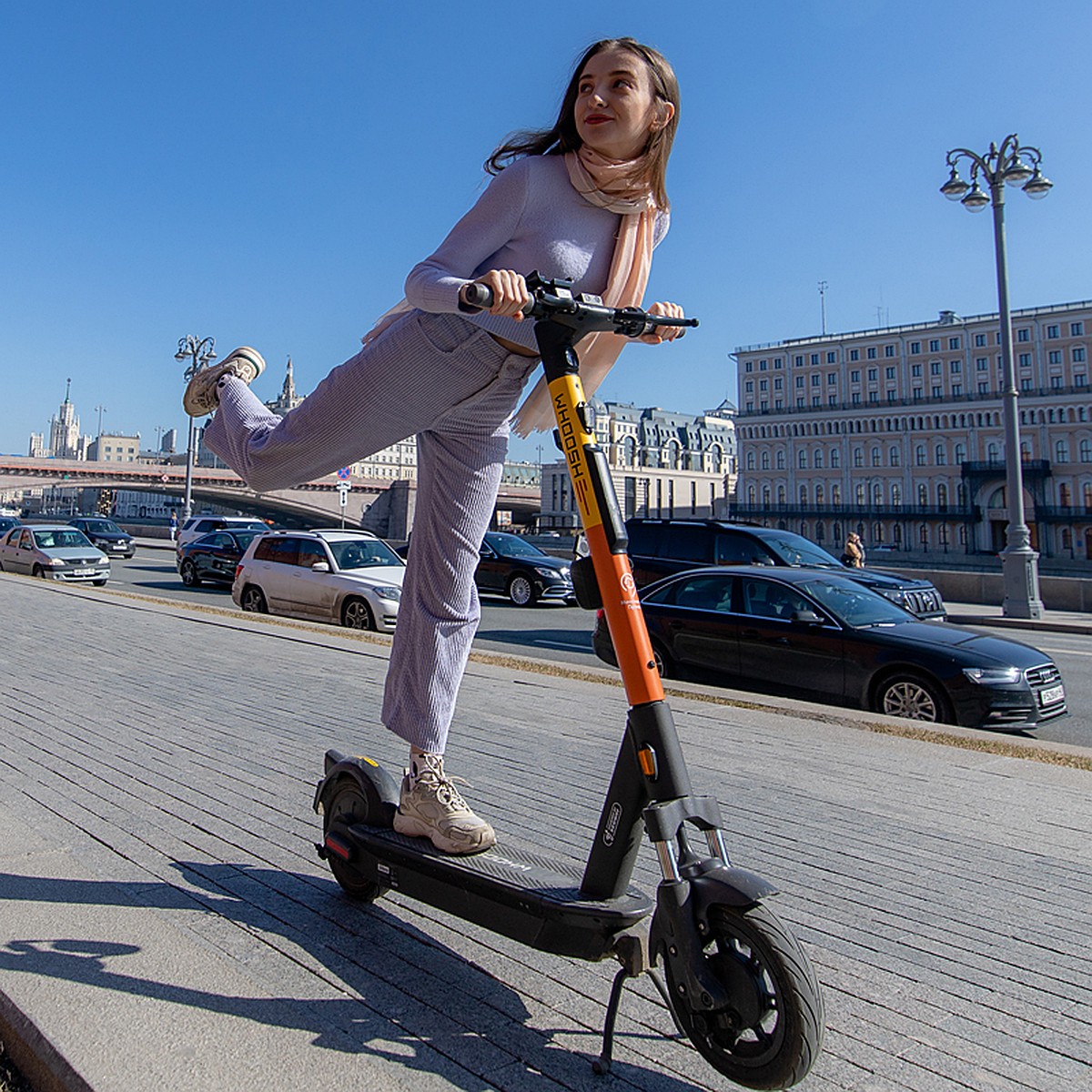 За электросамокатами в Москве будет следить ГИБДД, а скорость прокатных  «байков» ограничат до 25 км/час - KP.RU