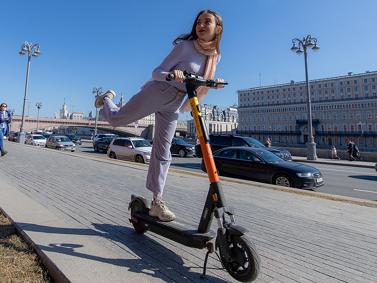 За электросамокатами в Москве будет следить ГИБДД, а скорость прокатных  «байков» ограничат до 25 км/час - KP.RU