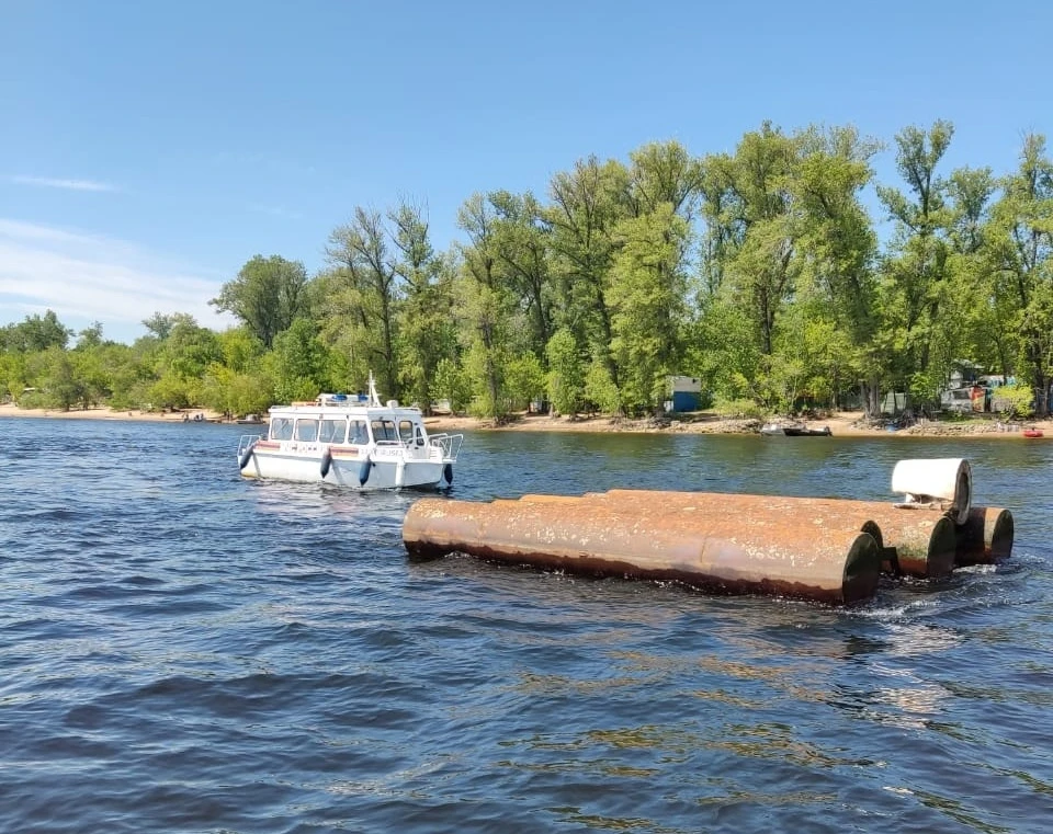 Теплоход полностью ушел под воду