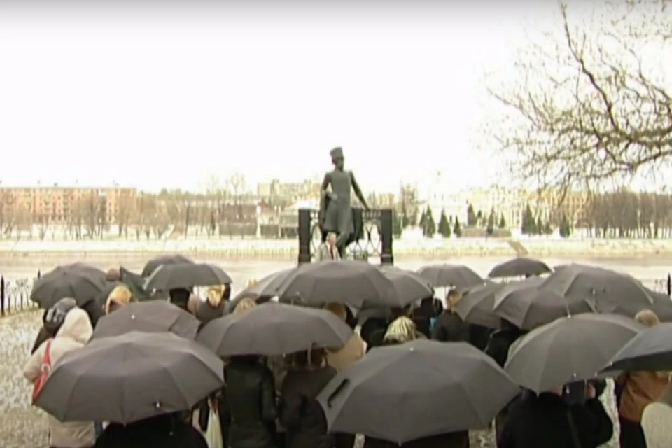В Твери основные торжества пройдут у памятника Пушкину. Кадр из фильма "Пушкины дети", творческая группа ОАЗиС.