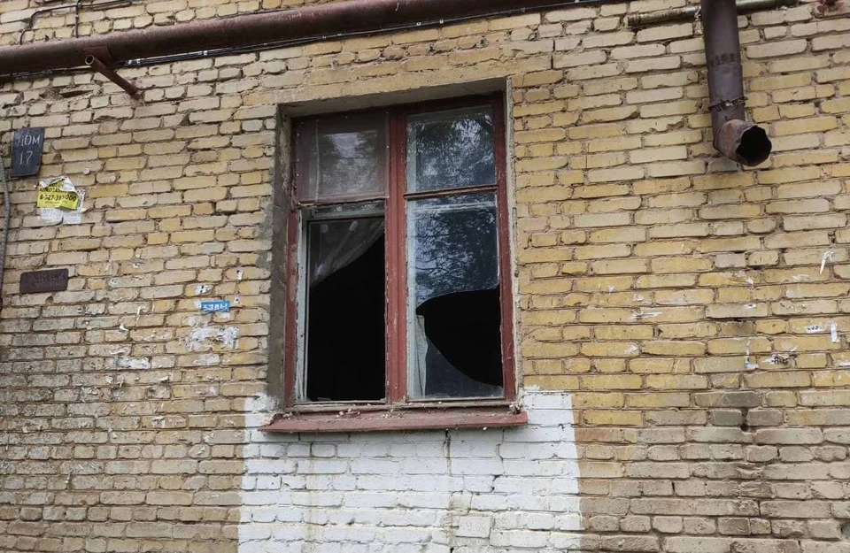 Из-за взрыва в квартире выбило окна