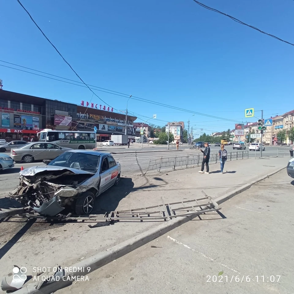 Машина вылетела на встречную полосу и остановилась на заборе тротуара. Фото: Госавтоинспекция по Омской области