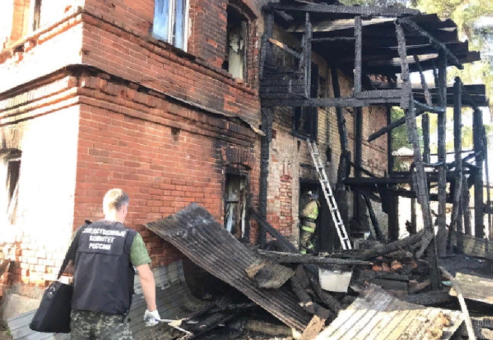Огнем уничтожены все вещи пострадавших в пожаре в Юго-Камске. Фото: СКР по Пермскому краю.