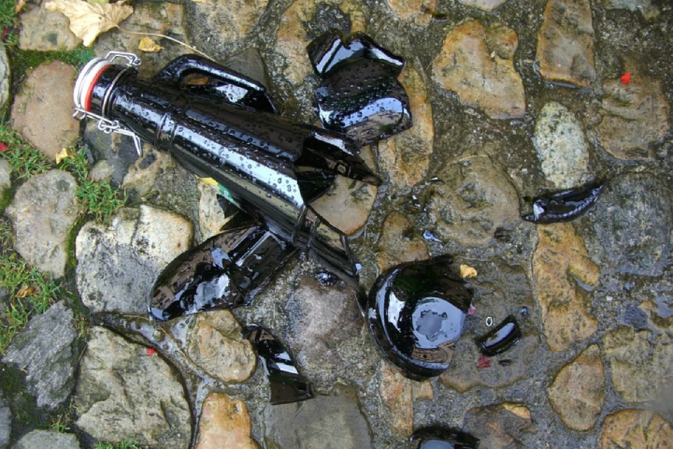 Мужчина разбил бутылку и кинулся с ней на подростка. Фото: pixabay.com
