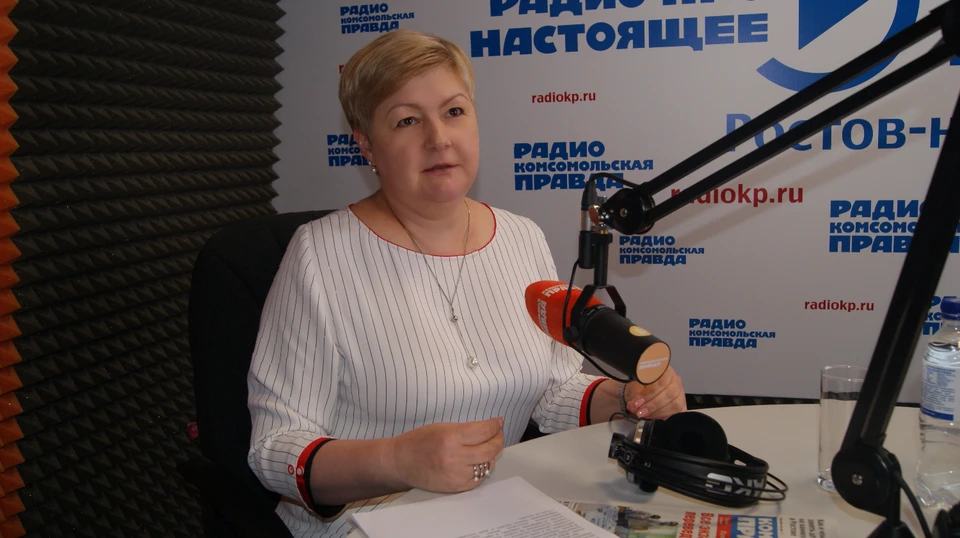 Гостем студии радио «КП» в Ростове-на-Дону стала министр труда и социального развития региона Елена Елисеева. Фото: СЕЛИМОВ Артур.
