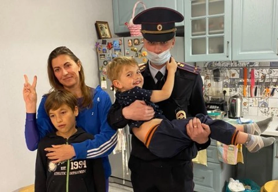 В отделе полиции женщина поблагодарила полицейских за помощь и оказанную заботу. Фото: пресс-служба МВД по Республике Крым.