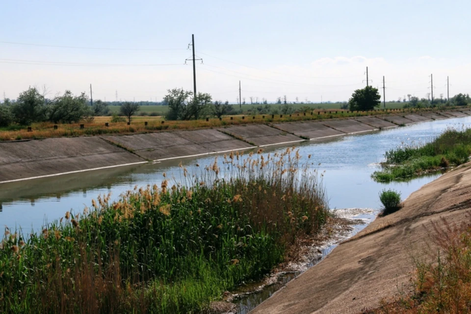 Водой заполнена только часть канала