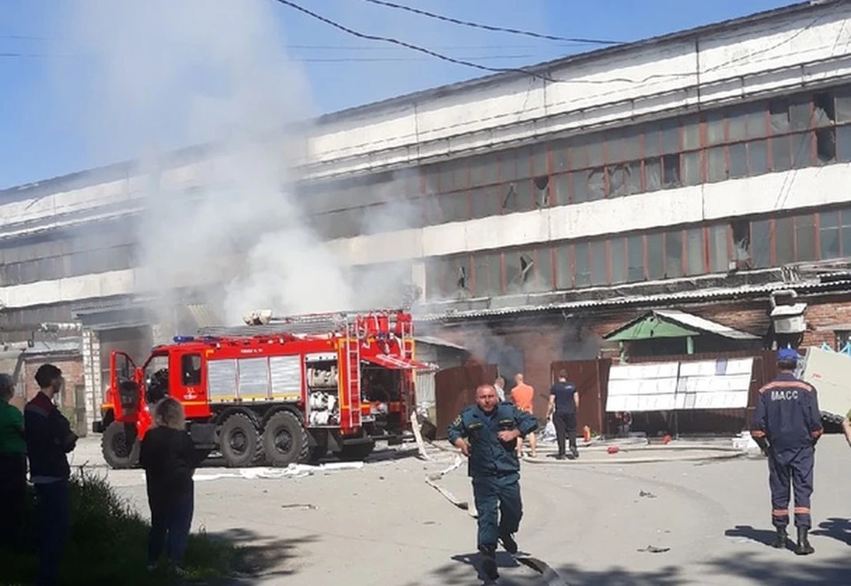 На пожаре в цеху по производству стекол погибла женщина. Фото: Владимир Новоселов