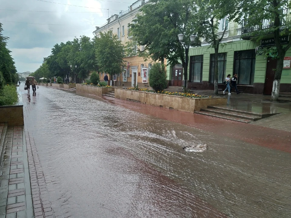 Фотофакт: Жители Орла форсируют дождевую «реку» на улице Ленина