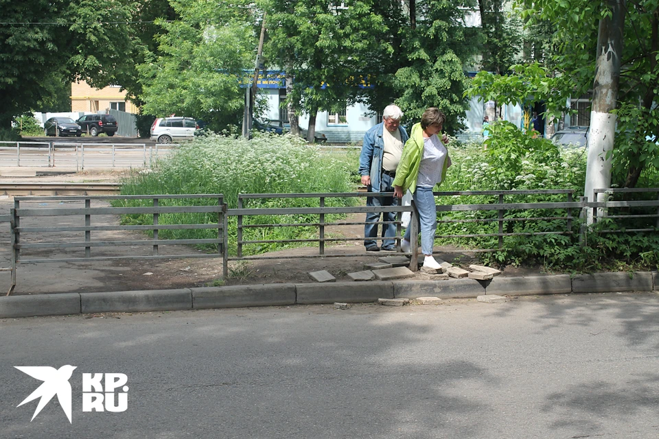 В Твери люди лезут через забор, потому что проход заделали.