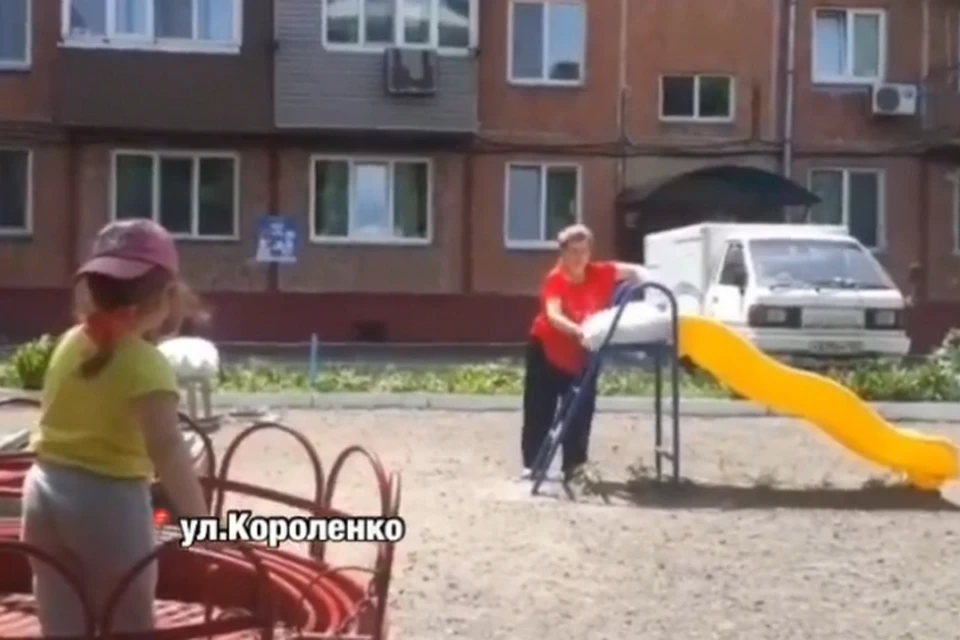 Большинство уверено в том, что женщина поступила неправильно.