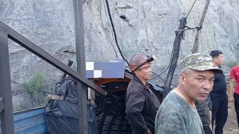 Спасатели вытащили пострадавшего и погибшего из шахты.