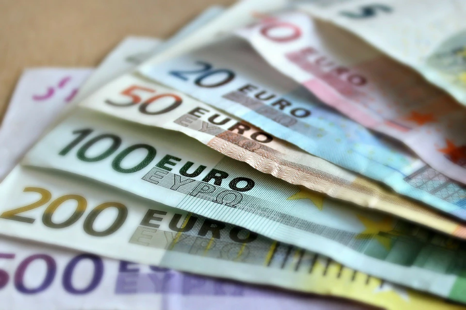 Сотрудники банка сбывали поддельные купюры евро