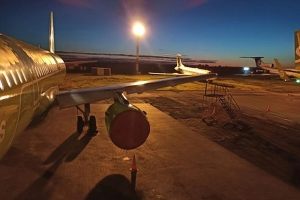Следователи проводят проверку после того, как самолет «Новосибирск-Москва» снес крылом мачту освещения в аэропорту «Толмачево». Фото: Западно-Сибирском УТ СКР