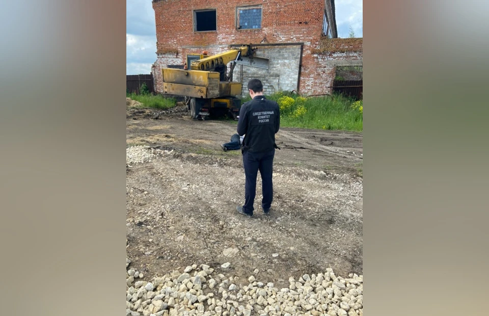 Предположительно, пенсионер упал из кабины потому, что внезапно почувствовал себя плохо