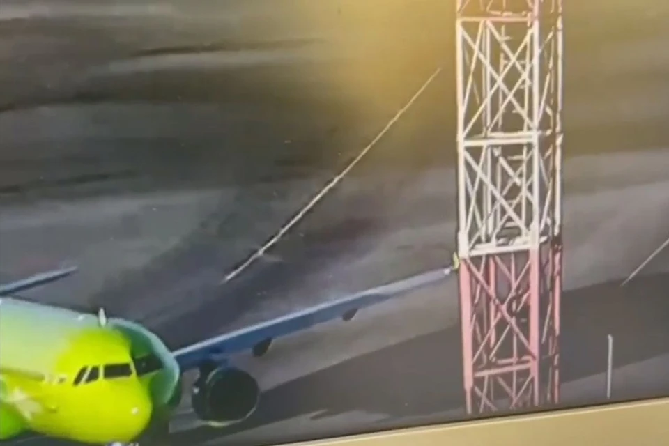 На кадрах ролика видно, как самолет, готовящийся к взлету, задевает мачту левым крылом. Фото: Кадр из видео